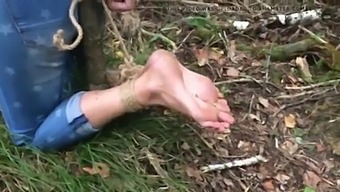 户外业余视频中的足交癖好和束缚