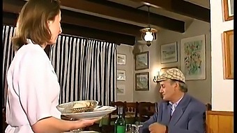 En Fransk Brunette Bliver Kneppet På En Restaurant Af Sin Elsker Og Hans Ven I Denne Amatør Trekantvideo