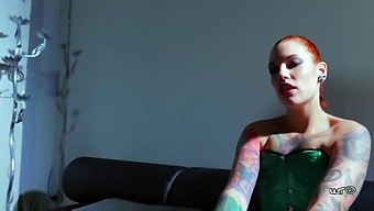意大利女主人在足部恋物游戏中训练顺从的梅丽莎