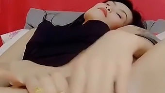 渴望的泰国宝贝屈服于足交和激烈的性爱