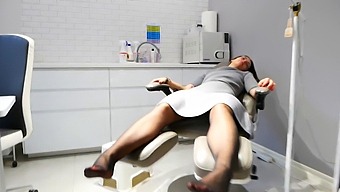 丰满的健身教练满足了客户的足交癖好