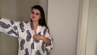 成熟的继母与她的继子的大鸡巴亲密时刻